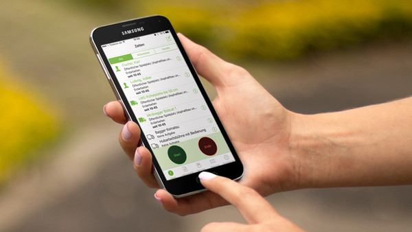 Hand hält Smartphone mit GaLaBau-App zur mobilen Zeiterfassung