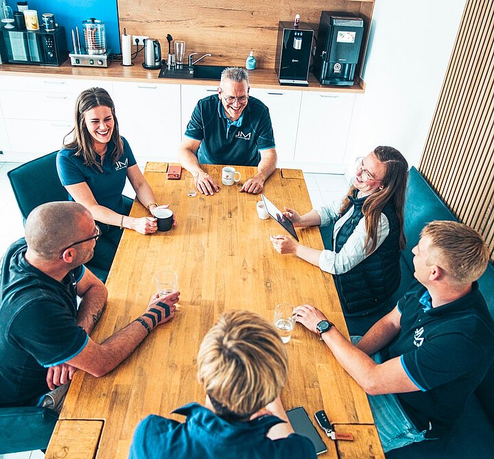 Team bei der gemeinsamen Planung und Abstimmung im Unternehmen