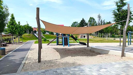 Geplante Freianlage mit Spielplatz in der Landschaftsarchitektur