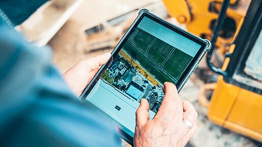 Digitale Projektdaten auf einem Tablet auf der Baustelle