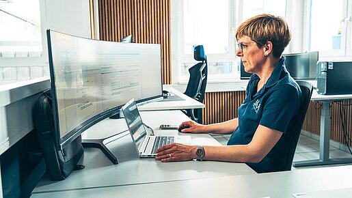 Kundin arbeitet am Computer im Büro.