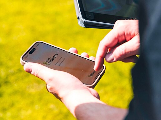 Mobile Dataflor App auf einem Smartphone im Außeneinsatz