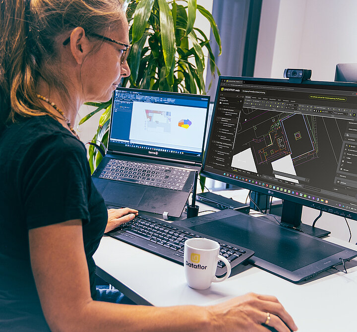 Mitarbeiterin vor Bildschirm arbeitet mit LANDXPERT web