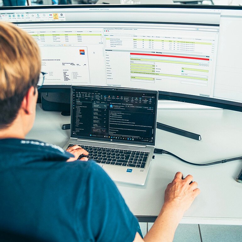 Projektplanung und Kalkulation mit Dataflor Software am Computer