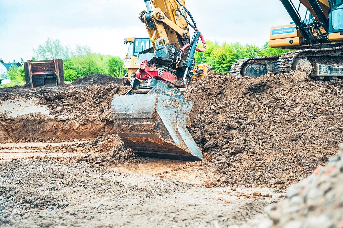 Bagger bei Erdarbeiten auf einer Tiefbaustelle