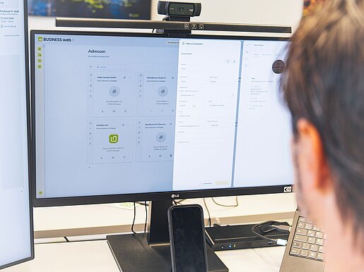 Adressverwaltung in BUSINESS web auf einem Computerbildschirm