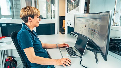Teilnehmerin arbeitet während eines digitalen Seminars am Computer