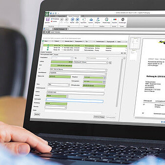Laptop mit geöffneter BUSINESS Software zur digitalen Erfassung und Verarbeitung von Rechnungen und Dokumenten.