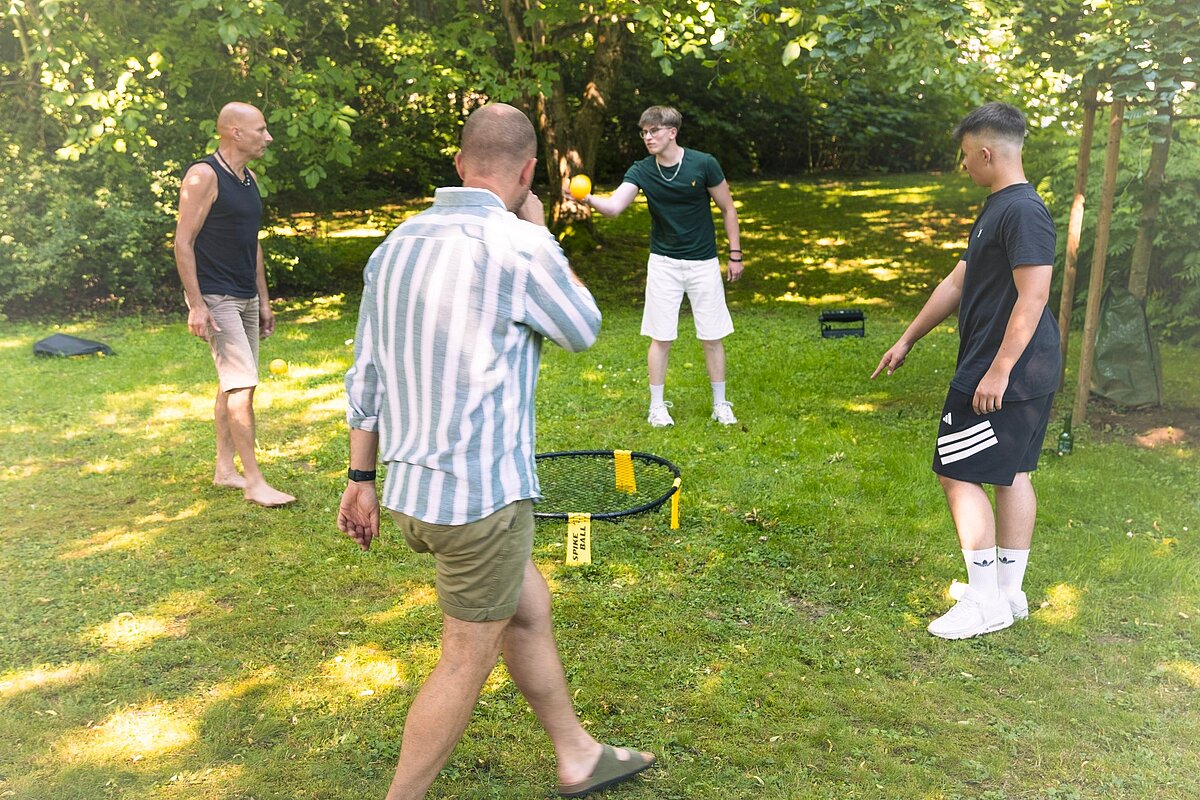 Benefits bei Dataflor Dataflor Mitarbeitende bei einem gemeinsamen Team-Event im Freien