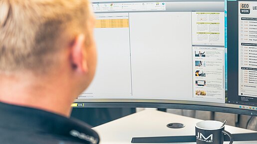 Projektbearbeitung mit Dataflor Software am Computerarbeitsplatz