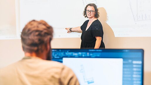 Dozentin erklärt Softwareinhalte während eines Präsenzseminars