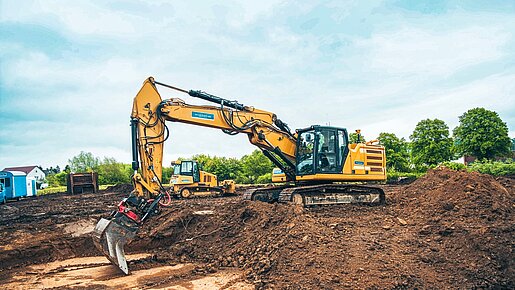 Bagger bei Erdarbeiten auf einer Baustelle