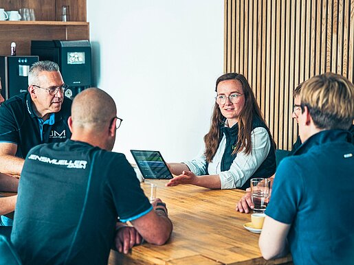 Projektbesprechung mit digitalen Baudaten am Tablet