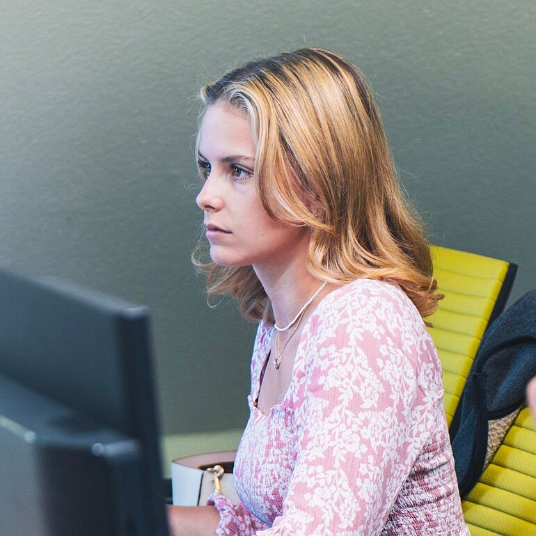 Teilnahme an einem Dataflor Online-Seminar am Computer