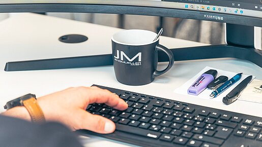 Arbeit mit digitalen Lern- und Softwareinhalten am Computer