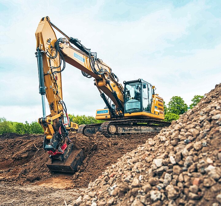 Bagger bei Erdarbeiten im Tiefbau