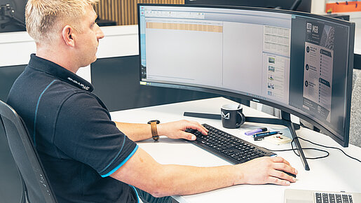 Kunde arbeitet am Computer im Büro.