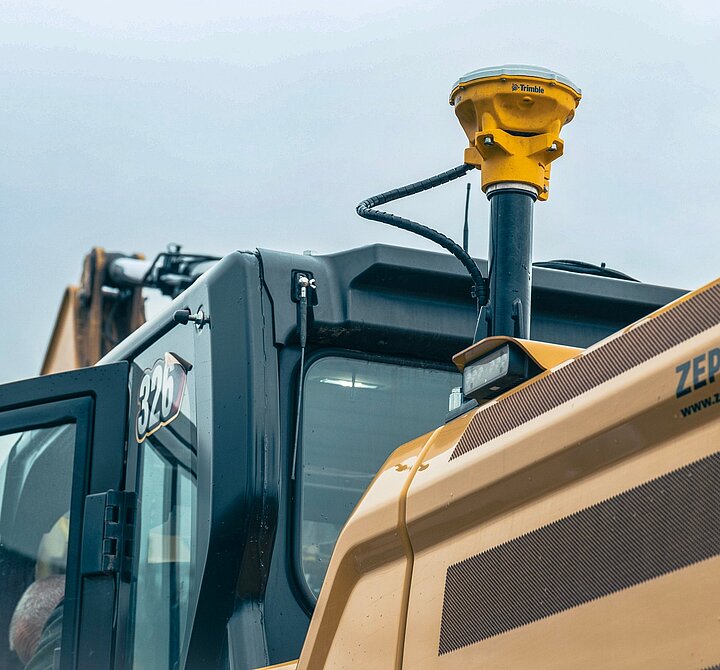 Bagger mit GNSS-Empfänger für digitale Maschinensteuerung